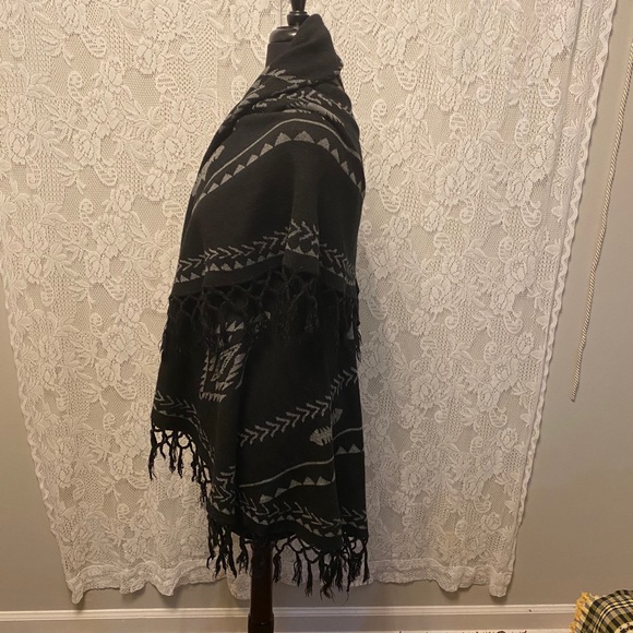 Western Style Fringed Bottom Layered Poncho - Picture 2 of 7